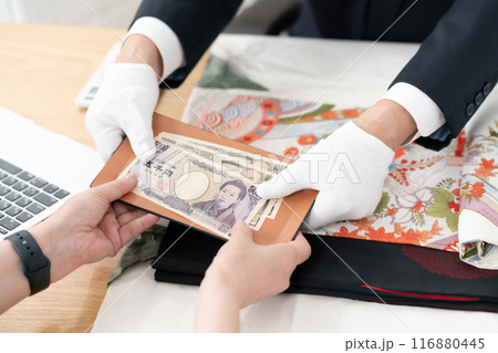 質屋　対面　買取　お金　手元 116880445