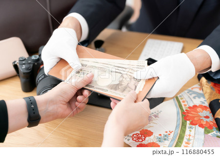 質屋　対面　買取　お金　手元 116880455