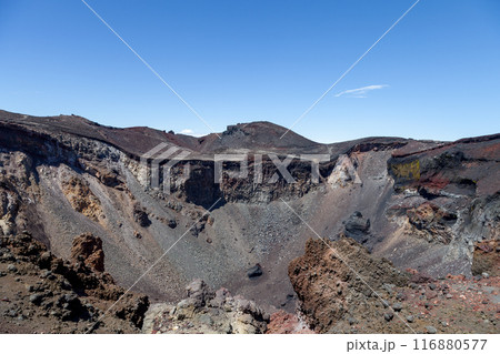 富士山の火口と溶岩が作り出す壮大な自然の美しさ 116880577