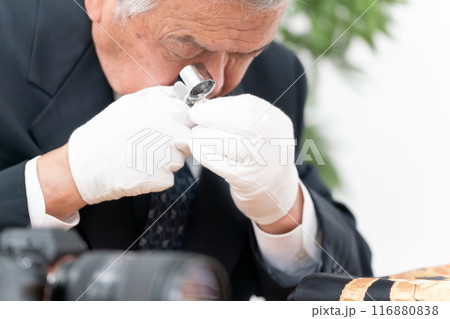 ルーペで鑑定をする男性 ルーペで鑑定をする男性 116880838