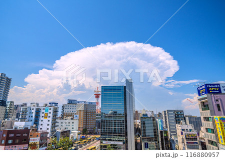 日本の平塚都市景観 UFO襲来…突如巨大な雲が上空に出現…巨大積乱雲…＝7月22日、平塚駅前 116880957