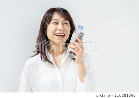 ペットボトルを持つ女性　水分補給 116881845