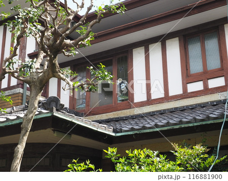 東京都大田区山王に残る大正浪漫溢れる住宅の二階窓 東京都大田区山王に残る大正浪漫溢れる住宅の二階窓 116881900