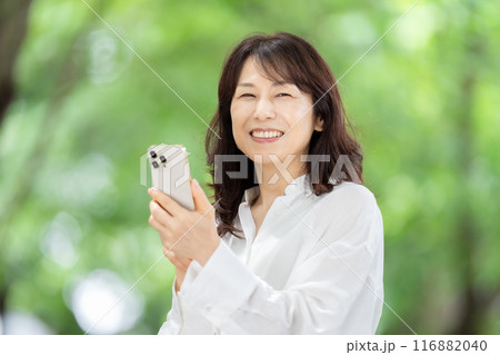 スマホを操作する女性　新緑 116882040