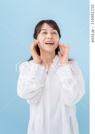 頬を触る女性　ビューティー 116882150