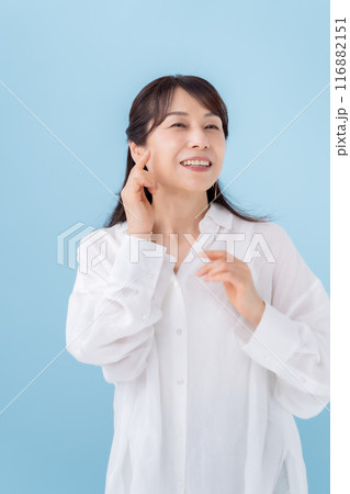 頬を触る女性　ビューティー 116882151