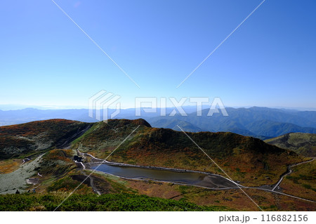 秋田駒ケ岳　男女岳山頂から望む阿弥陀池の風景 116882156