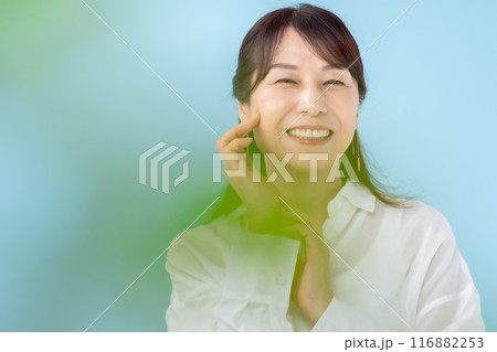 女性　ビューティー　前ボケ 116882253