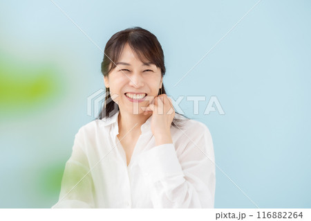 女性　ビューティー　前ボケ 116882264