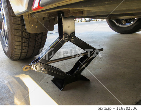 自動車のタイヤ交換をするために車載のジャッキで持ち上げる 自動車のタイヤ交換をするために車載のジャッキで持ち上げる 116882336