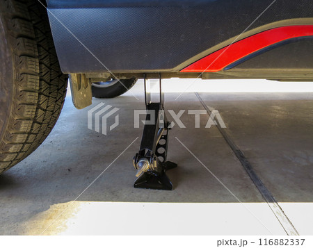 自動車に車載のジャッキを設置する 自動車に車載のジャッキを設置する 116882337