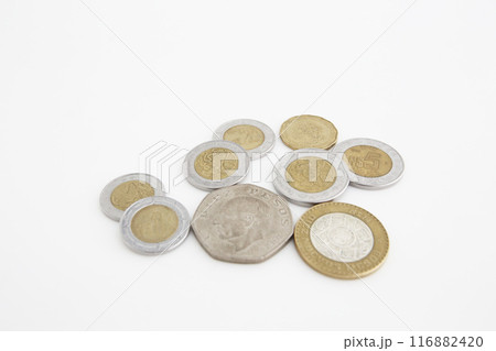 白い背景で撮った 少し古い世界のお金シリーズ  メキシコ ペソ 116882420