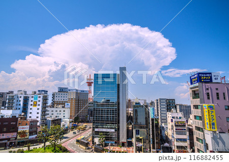 日本の平塚都市景観 UFO襲来…突如巨大な雲が上空に出現…巨大積乱雲…＝7月22日、平塚駅前 116882455