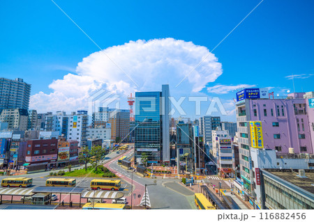 日本の平塚都市景観 UFO襲来…突如巨大な雲が上空に出現…巨大積乱雲…＝7月22日、平塚駅前 116882456