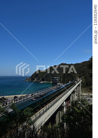 余部鉄橋を渡る瑞風 116882640