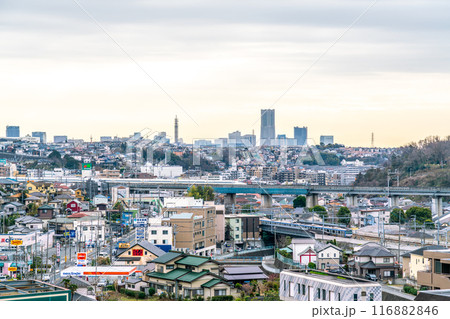 【神奈川県】冬の朝の横浜都市風景(曇り空) 【神奈川県】冬の朝の横浜都市風景(曇り空) 116882846