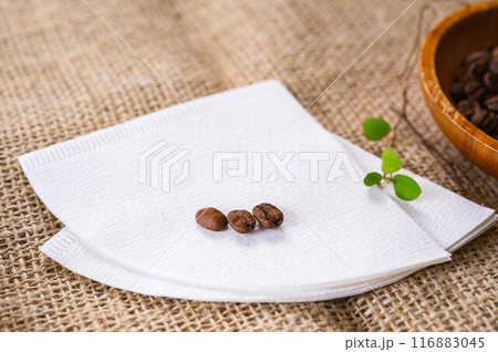 コーヒー豆とペーパーフィルター コーヒー豆とペーパーフィルター 116883045