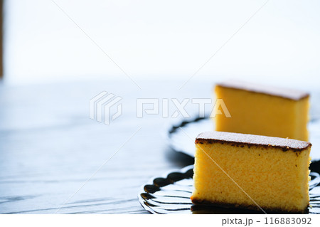 友人との楽しいひとときを過ごすミドル女性 116883092