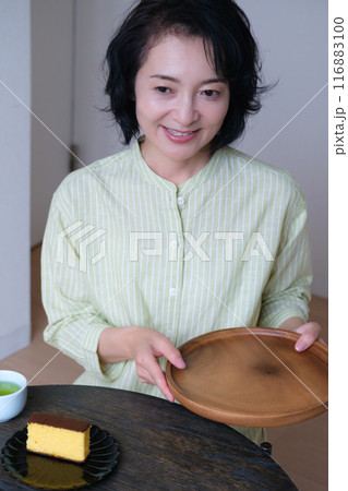 友人との楽しいひとときを過ごすミドル女性 116883100