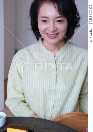 友人との楽しいひとときを過ごすミドル女性 116883105