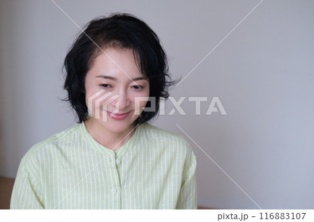 友人との楽しいひとときを過ごすミドル女性 116883107