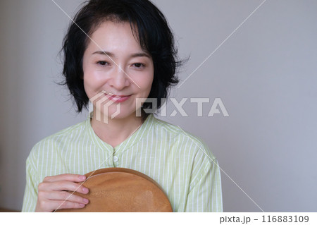 友人との楽しいひとときを過ごすミドル女性 116883109