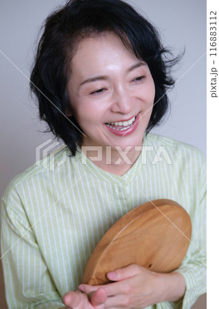 友人との楽しいひとときを過ごすミドル女性 116883112