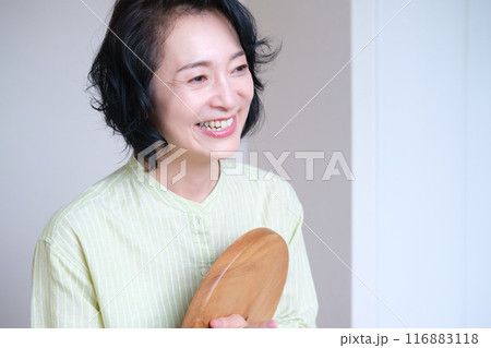 友人との楽しいひとときを過ごすミドル女性 116883118