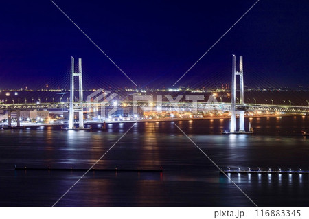 横浜市、横浜ベイブリッジの夜景 116883345