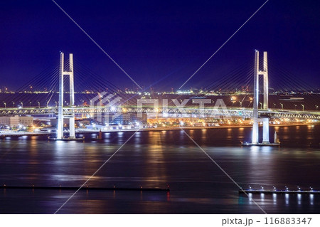横浜市、横浜ベイブリッジの夜景 116883347