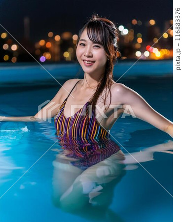 ナイトプールを楽しむ女性 116883376