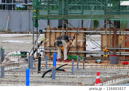 夏場の工事現場の作業員 116883817