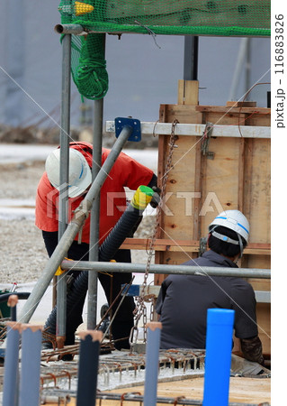 夏場の工事現場の作業員 116883826