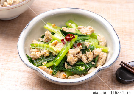 小松菜と鶏ひき肉の塩麹炒め 小松菜と鶏ひき肉の塩麹炒め 116884159