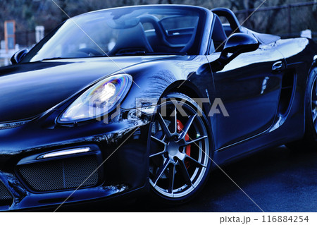 ツヤツヤの黒いオープンカー 116884254