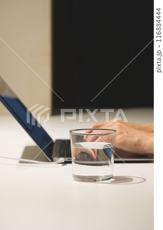 夜、パソコンに向かって作業するミドル女性 116884444