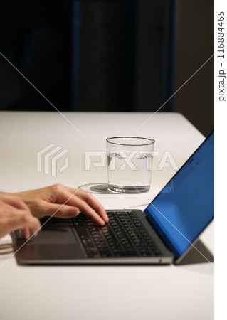 夜、パソコンに向かって作業するミドル女性 116884465
