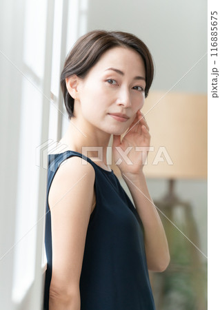 寄り掛かる女性 寄り掛かる女性 116885675