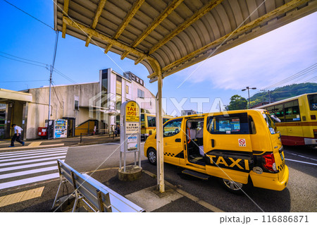 日本の大磯都市景観　7月。JR東海道本線　二宮駅北口やTAXIのりばなどを望む＝令和6年7月22日 116886871