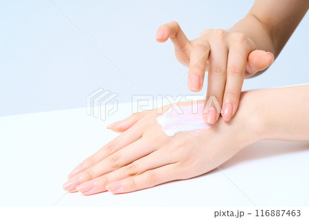 ハンドケアをする女性の手元 ハンドケアをする女性の手元 116887463