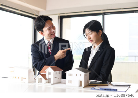 女性社員に怒る不動産企業の男性の会社員 女性社員に怒る不動産企業の男性の会社員 116887646