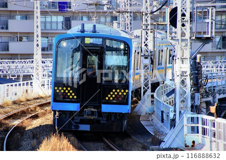 昭和の面影を残す『鶴見線』に現れた令和の新車… E131系 116888632