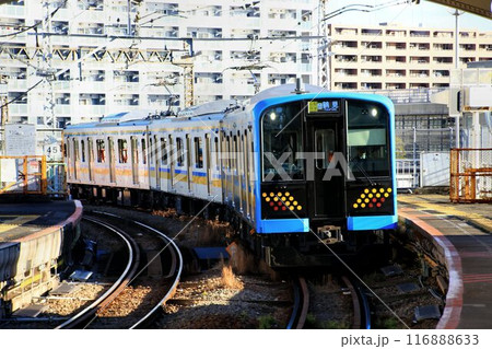 昭和の面影を残す『鶴見線』に現れた令和の新車… E131系 116888633