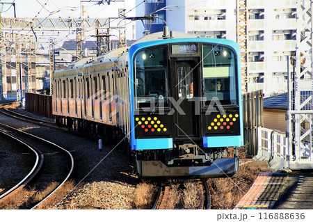 昭和の面影を残す『鶴見線』に現れた令和の新車… E131系 116888636