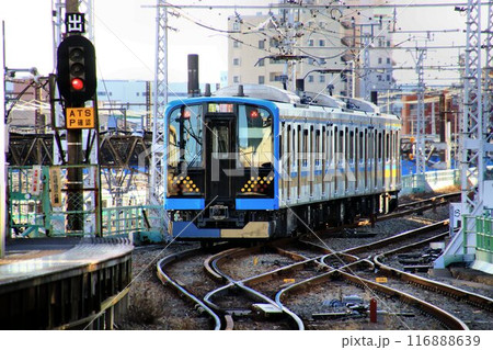 昭和の面影を残す『鶴見線』に現れた令和の新車… E131系 116888639