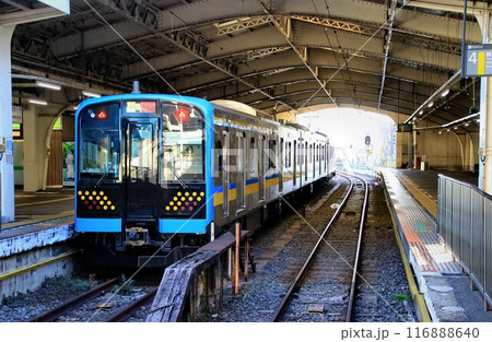 昭和の面影を残す『鶴見線』に現れた令和の新車… E131系 116888640