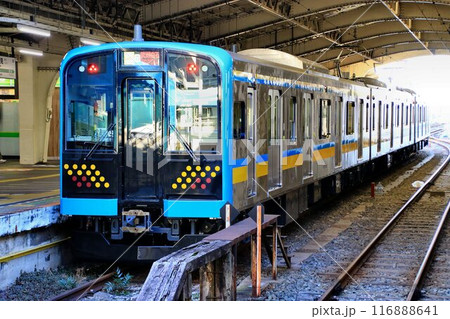 昭和の面影を残す『鶴見線』に現れた令和の新車… E131系 116888641