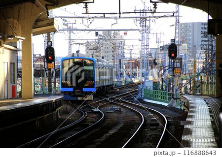 昭和の面影を残す『鶴見線』に現れた令和の新車… E131系 昭和の面影を残す『鶴見線』に現れた令和の新車… E131系 116888643