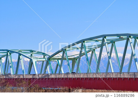冬の飯豊山と松浜橋(新潟県) 冬の飯豊山と松浜橋(新潟県) 116889286