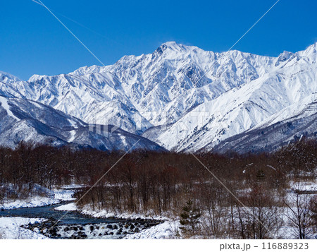 冬の北アルプスと雪が残る河川 長野県白馬村 冬の北アルプスと雪が残る河川 長野県白馬村 116889323